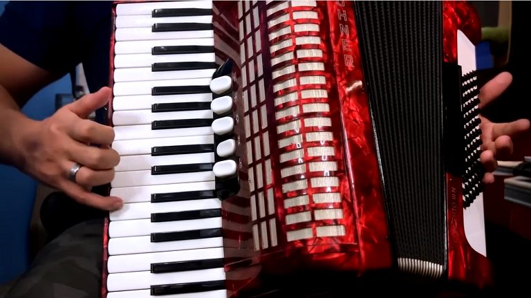 La Muerte del Comandante - ADORNOS en Acordeon de Teclas